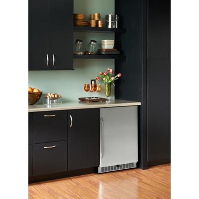 Silhouette 24-inch, 5.4 cu. ft. Compact Refrigerator DAR154BLSST IMAGE 3